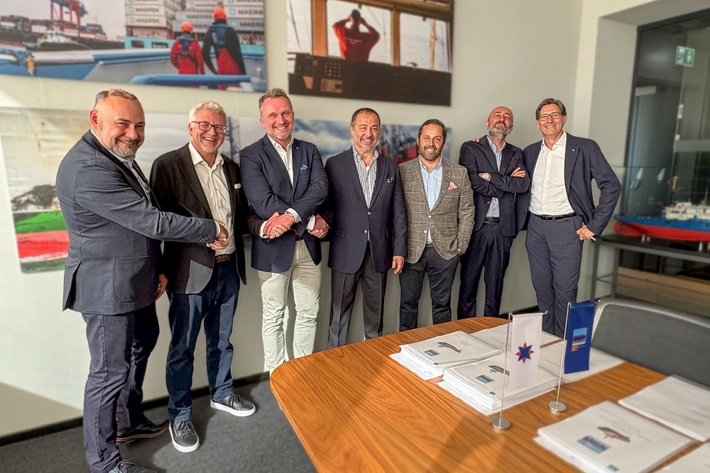 Representatives from Fairplay and Sanmar at the contract signing: The tugboat operator has ordered four harbour tugs and two offshore tugs (© Fairplay)