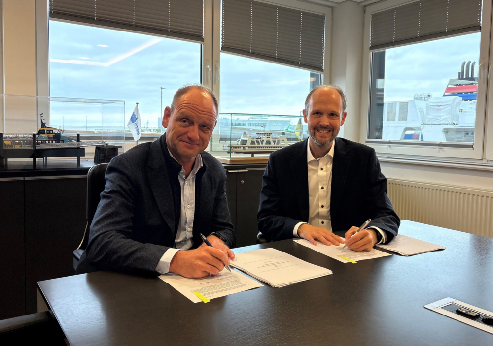 Frisia board member Carl-Ulfert Stegmann (left) and Dr Jan Meyer, managing director of Meyer RE, at the contract signing in Norddeich (© Meyer RE)