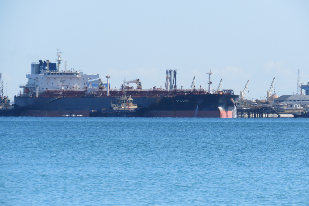 The "SFL Lion" in Kwinana, Australia. SFL sells four LR2 and three Suezmax tankers to Trafigura (archive photo) (© Photo: Calistemon / Wikimedia Commons / [CC BY-SA 4.0](https://creativecommons.org/licenses/by-sa/4.0/))