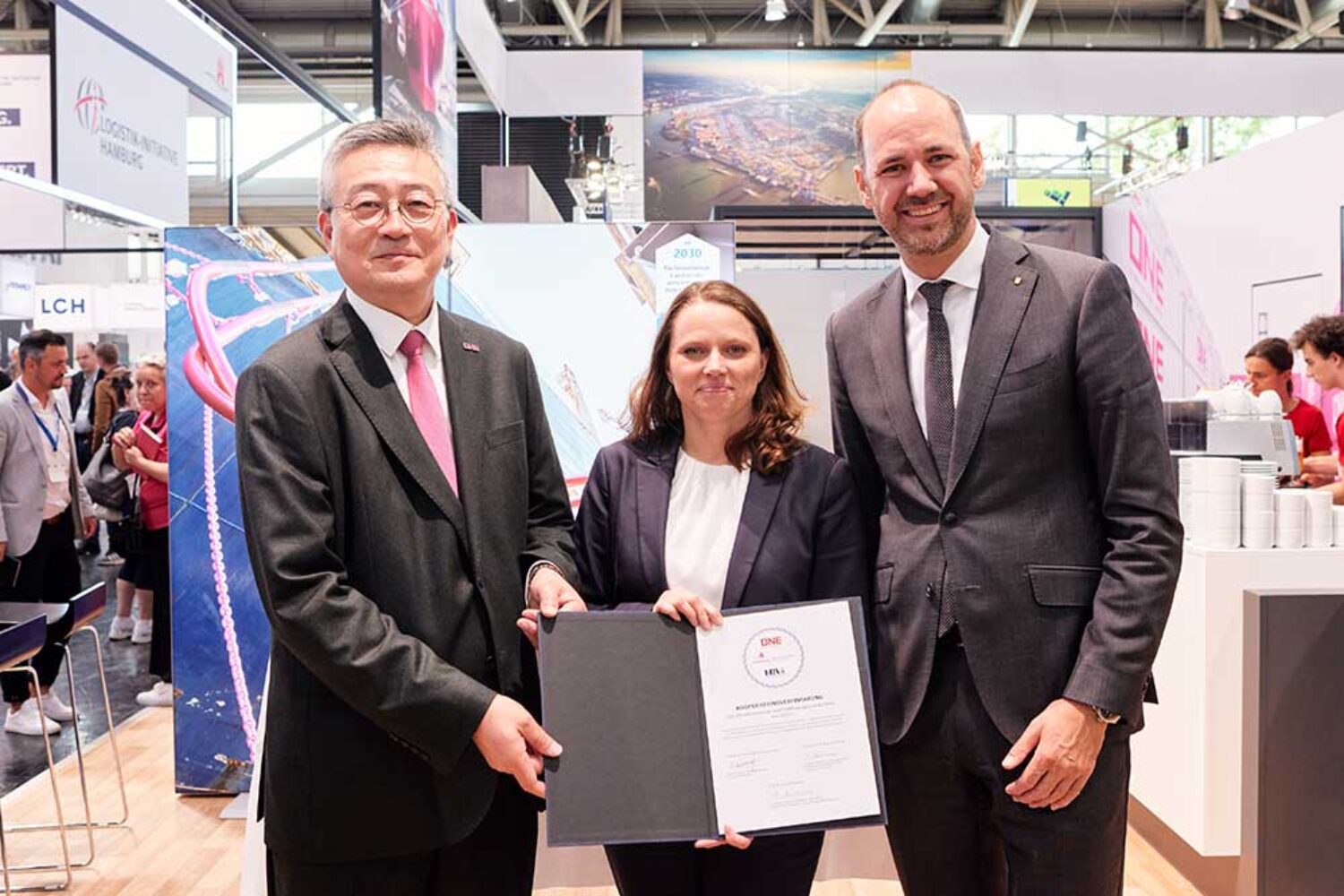 From left: Takahiro Kikuchi, Managing Director of Ocean Network Express (Europe) Ltd (ONE), Hamburg's Senator for Economic Affairs Dr. Melanie Leonhard, Friedrich Stuhrmann, Chief Commercial Officer (CCO) Hamburg Port Authority (HPA). © HPA / Urs Golling