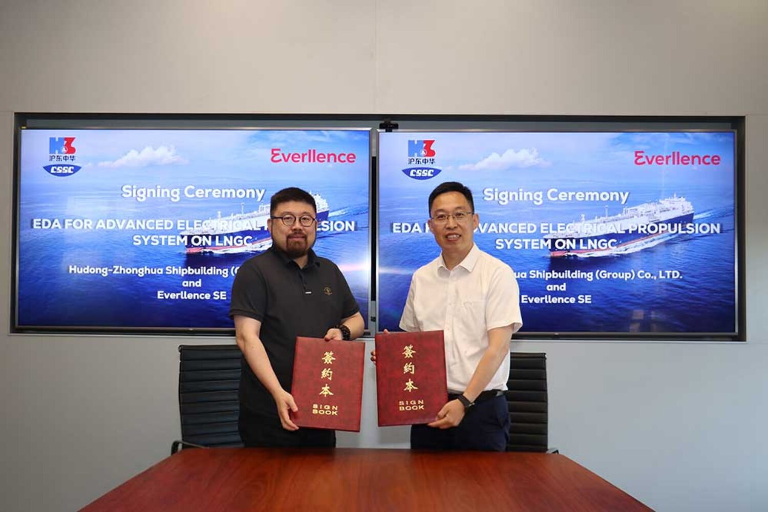 Pan Ke, Head of Sales & Projects at Four-Stroke Everllence China, and Yang Chunhua, Deputy Director of the Technical Centre at Hudong-Zhonghua, at the contract signing