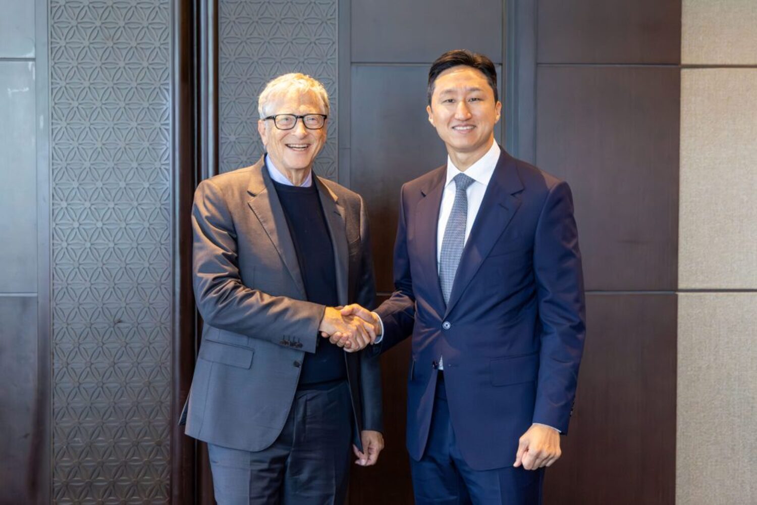 Bill Gates (left) with Chung Kisun (© HD Hyundai)