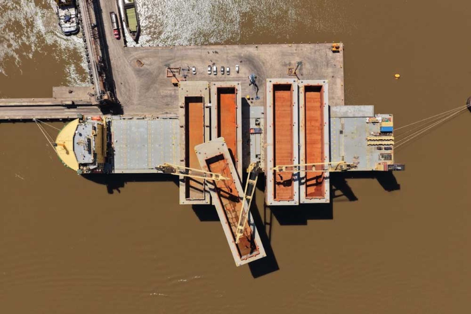 The heavy lifter "AAL Hamburg" loads Bargen from