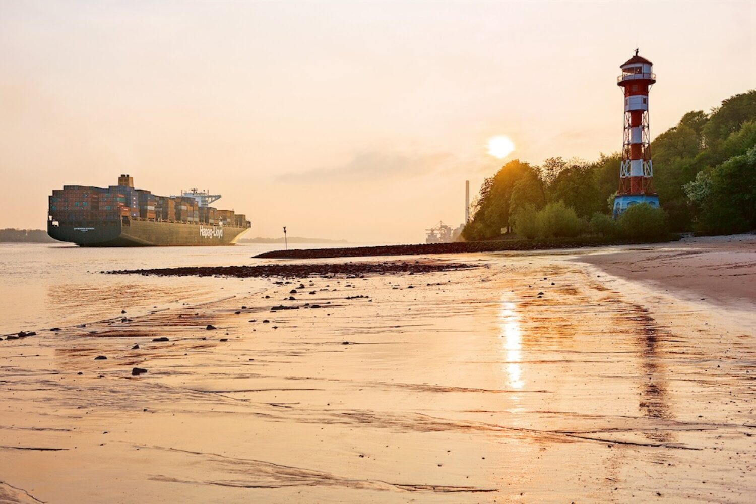 Hapag-Lloyd wants to achieve net-zero fleet operations by 2045 and is relying on green methanol, among other things, to achieve this. © H.-J. Hettchen