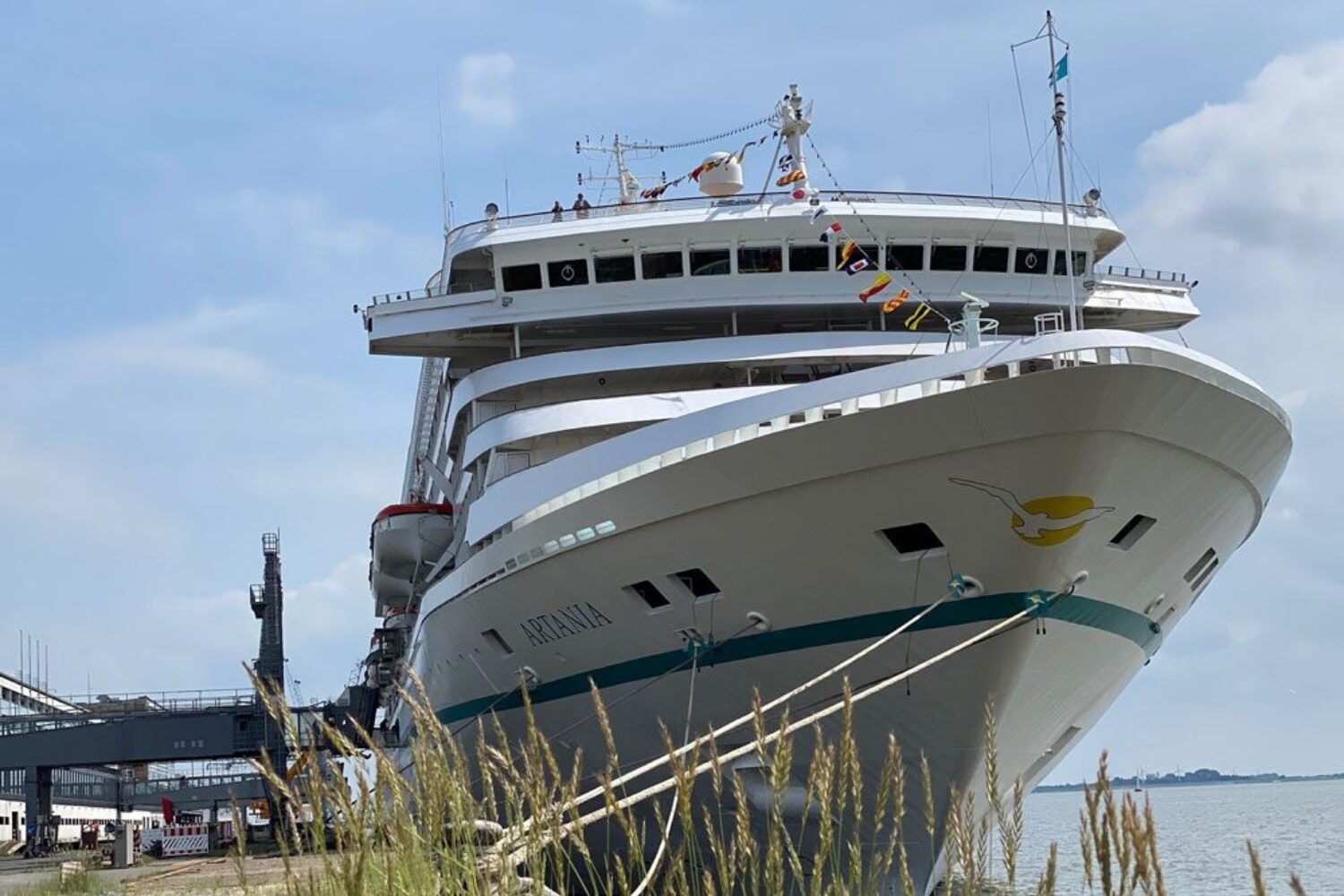 The "Artania" starts the season in Bremerhaven © CCCB