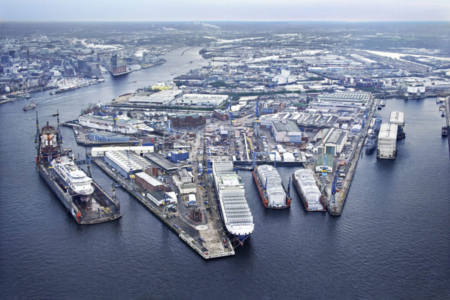 NVL: Aerial view of the shipyard in Hamburg-Steinwerder with several large docks, ships under construction or under repair as well as hall and workshop buildings on the shore