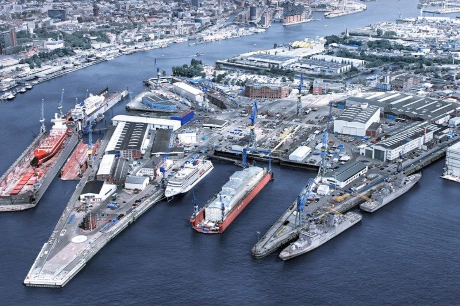 NVL: Aerial view of the shipyard in Hamburg-Steinwerder with several large docks, ships under construction or under repair as well as hall and workshop buildings on the shore