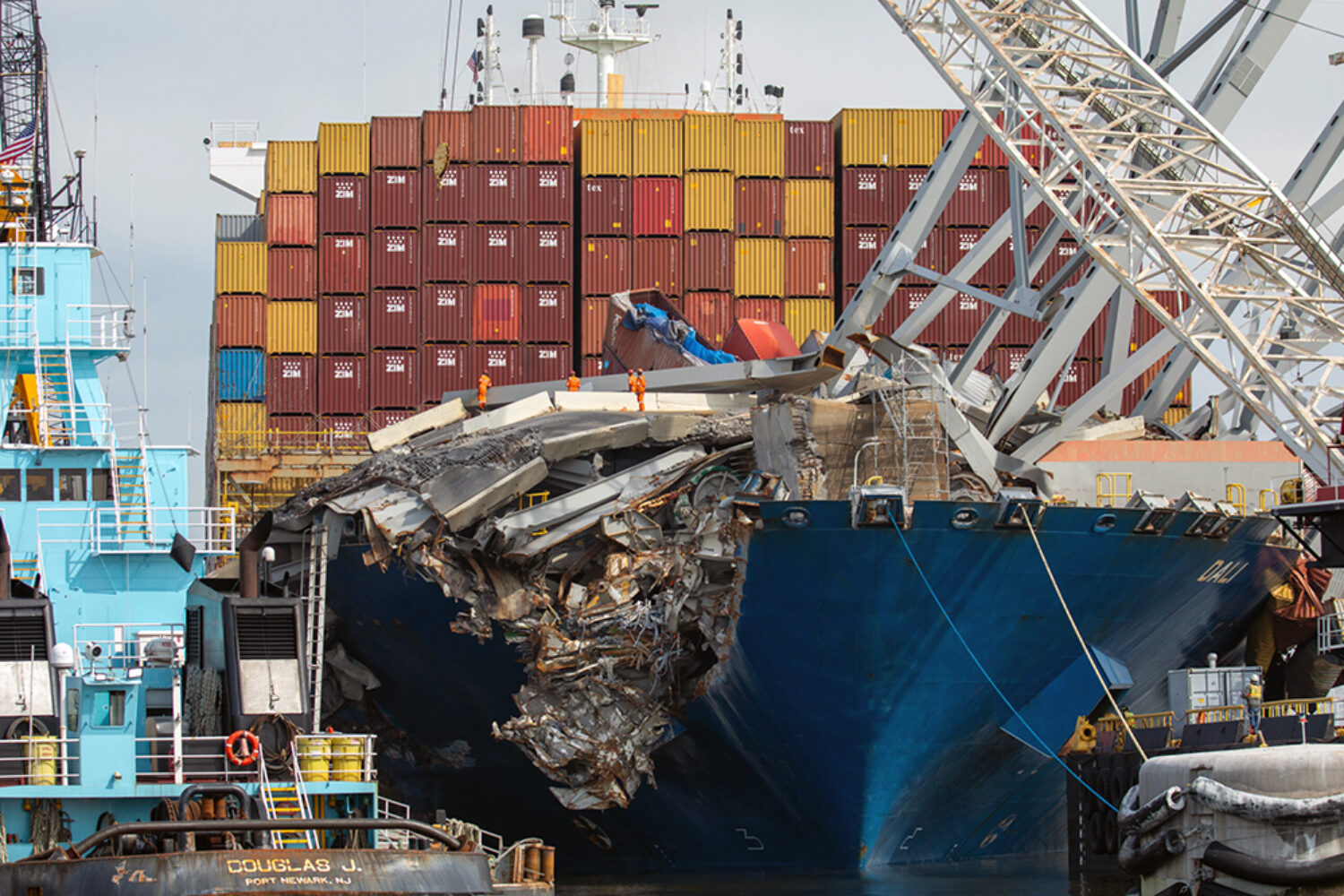 Francis Scott Key Bridge, Baltimnore, Truemmer on container ship Dali