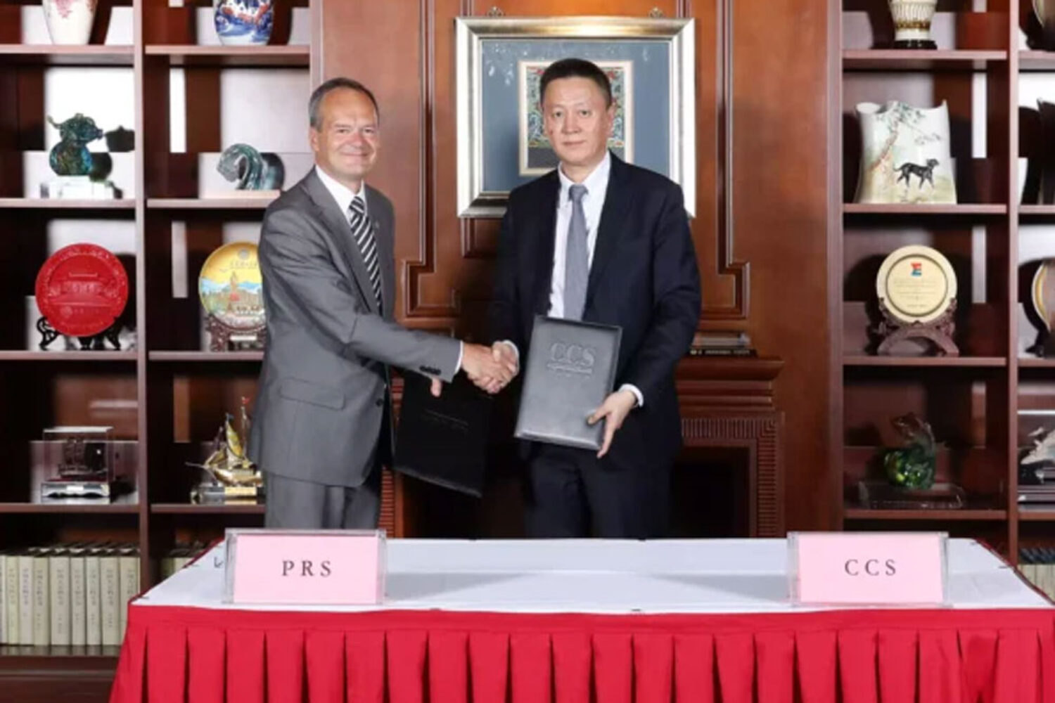 Contract signing (from left): PRS President Grzegorz Pettke and CCS President Zhao Yan