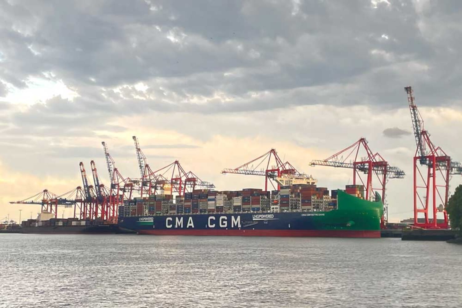 With a capacity of 24,000 TEU, the "CMA CGM Notre Dame" is currently the world’s largest container ship