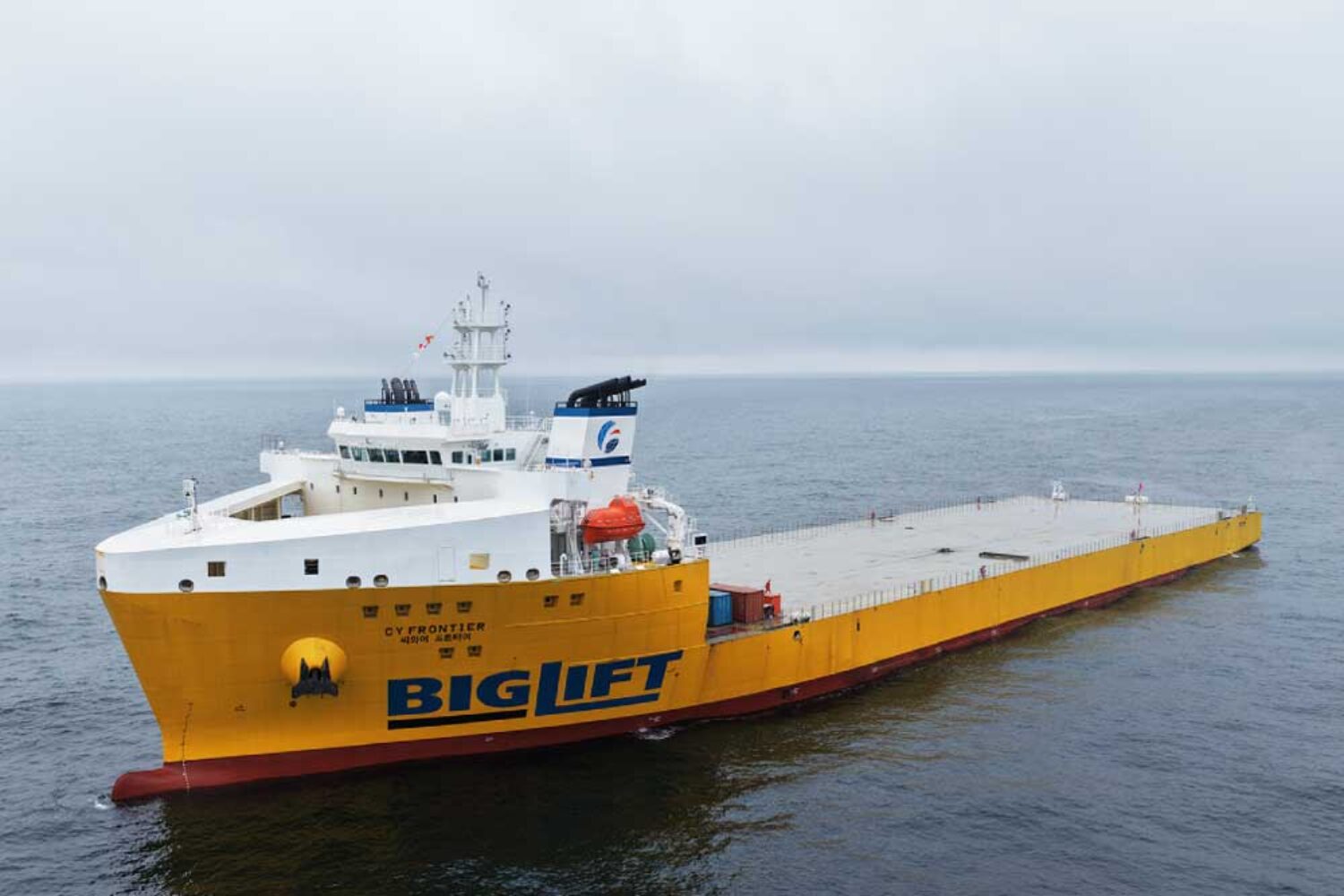 The heavy-lift vessel ‘CY Frontier’ at sea