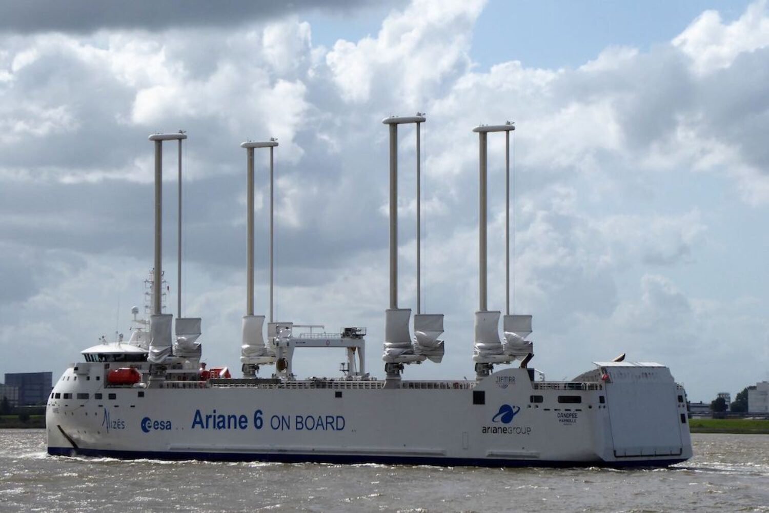 The "Canopée" is currently transporting the European service module "ESM 3", which is to propel the Orion space probe during the "Artemis III" mission to the moon, from Bremen to Cape Canaveral.