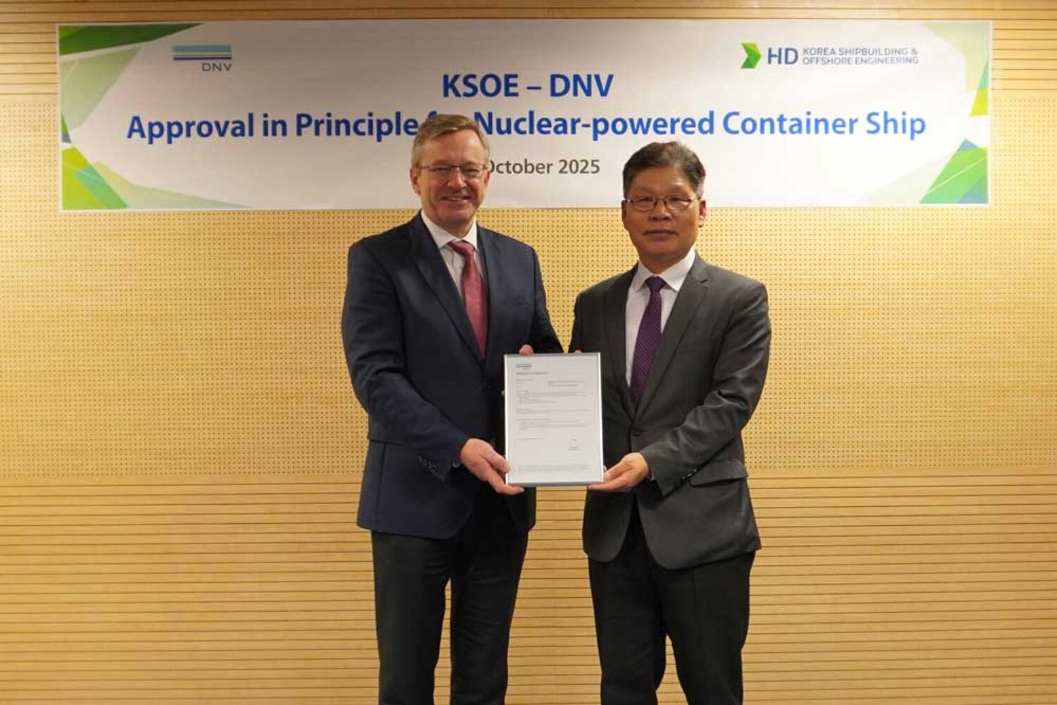 Geir Dugstad, Technical Director at DNV (l.) hands over the AiP to Sungkon Ha, Vice President of HD KSOE
