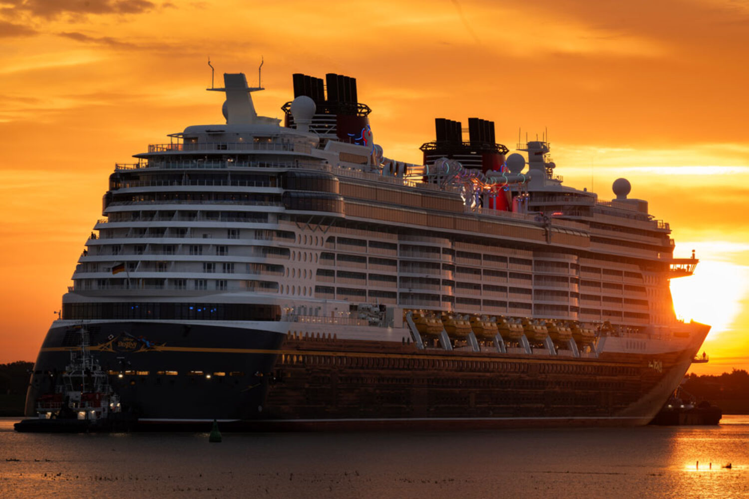 The 341 m long "Disney Destiny" was delivered to the client (© Meyer Werft)