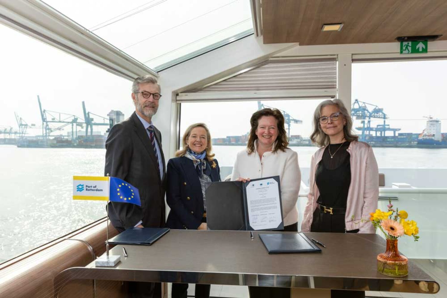 (from left) Robert de Groot (Vice-President EIB), Nadia Calviño (President EIB), Vivienne de Leeuw (CFO Port of Rotterdam Authority), Cecilia Thorfinn (Acting Head of the European Commission Representation to the Netherlands)