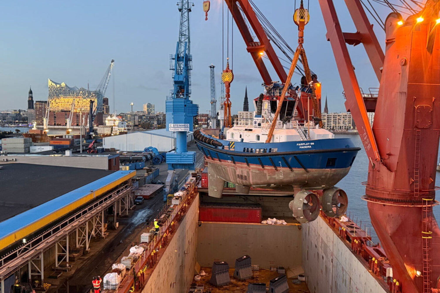 The "Fairplay 98" tugboat has a bollard pull
