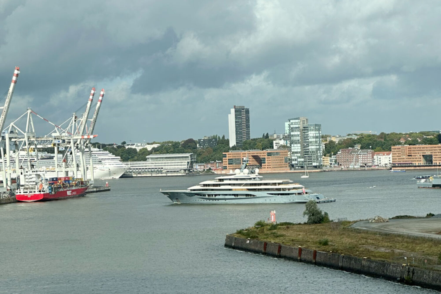 The "Flying Fox" in the Port of Hamburg