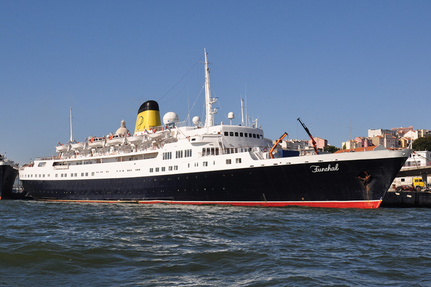 The classic cruise ship “Funchal”, built in 1961 and moored in Lisbon for several years, was auctioned off at a court in Madeira.