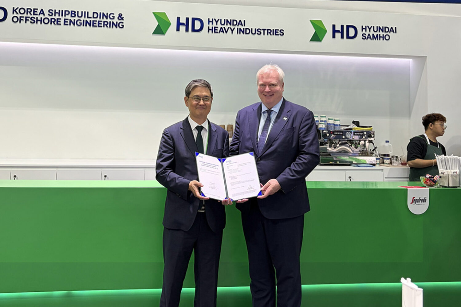 Hong Ryeul Ryu, Senior Executive Vice President & CTO of HD HHI, and Vidar Dolonen, Regional Manager for Korea & Japan at DNV, at the AiP presentation.
