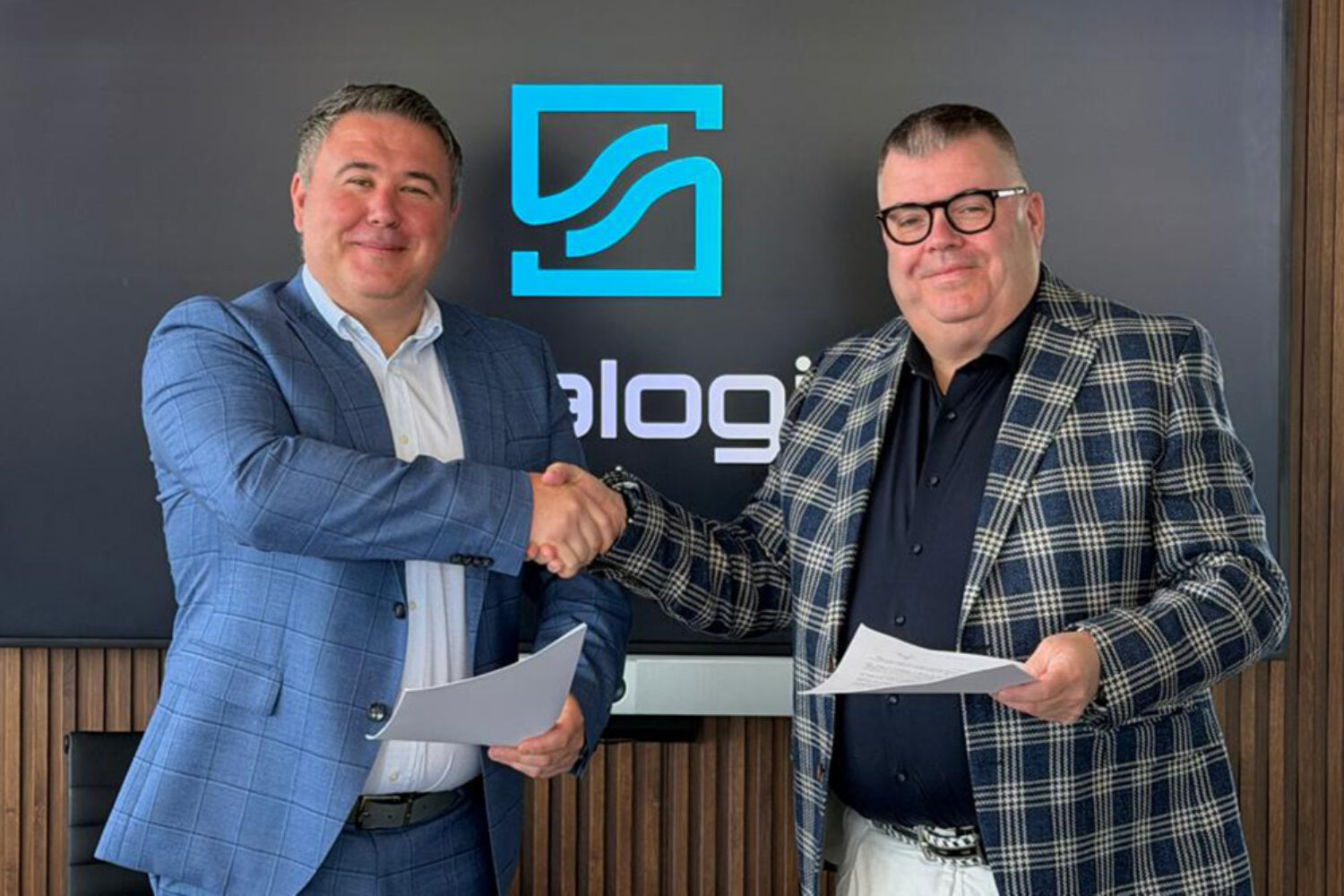 Andriy Dymnich from Sealogic (l.) and Georg Haase from Hartmann Reederei (© Hartmann Group)