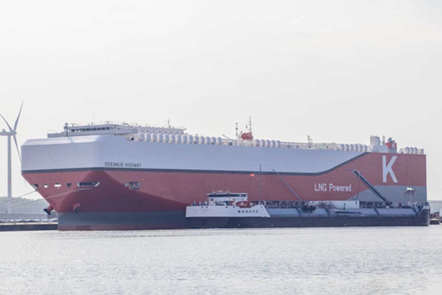 The "Oceanus Highway" car transporter bunkers bio-LNG (© K Line)