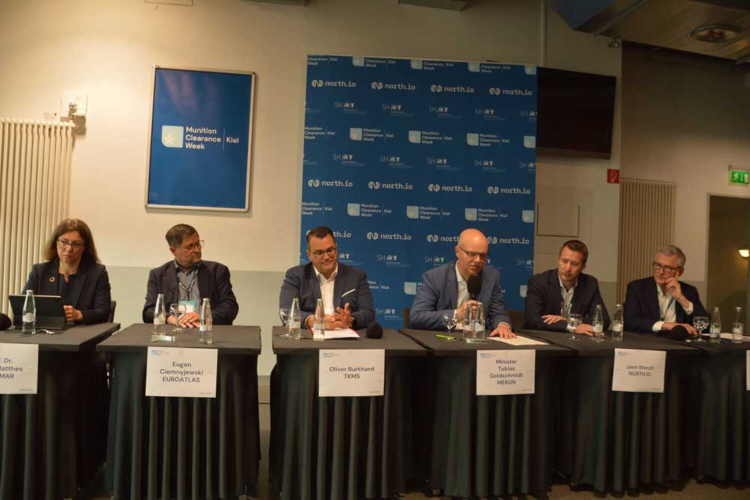 Schleswig-Holstein's Environment Minister Tobias Goldschmidt (Greens, 3rd from right) at a press conference to mark the opening of KMCW25 in Kiel