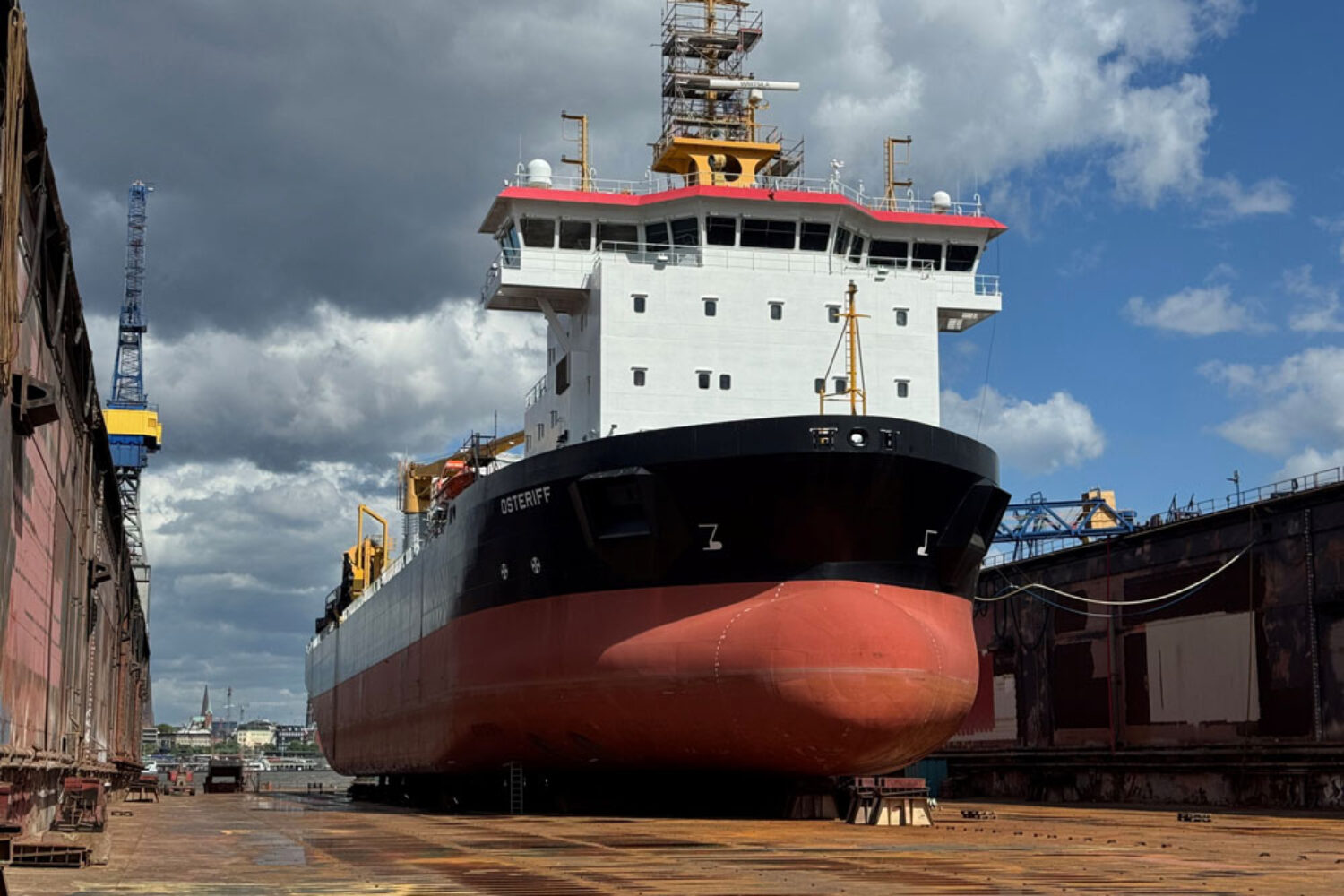 The suction hopper dredger "Osteriff" was handed over by the Blohm+Voss shipyard today.