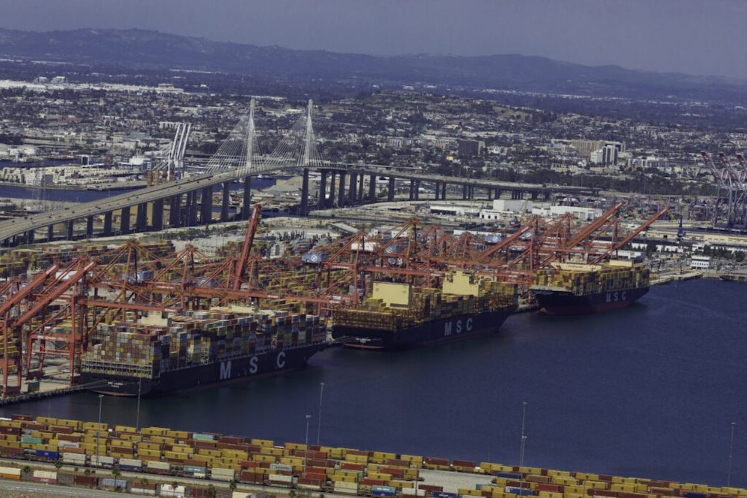 As the USA's most important gateway for trans-Pacific trade, the port handles an annual trade volume of 200 billion US dollars.