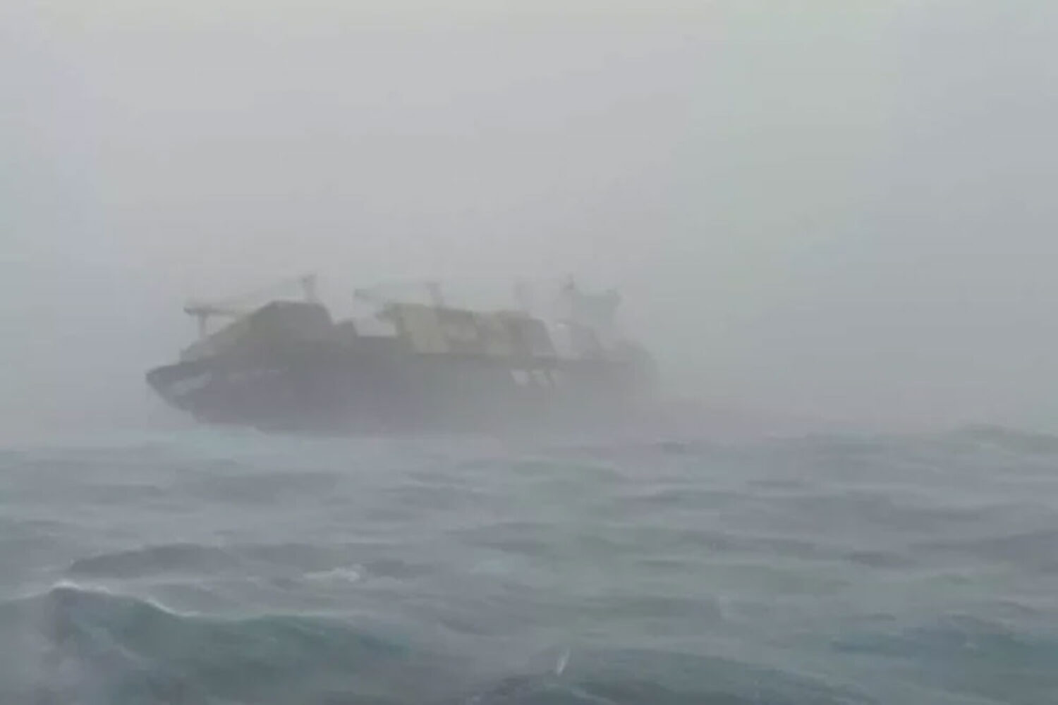 The container ship "MSC Elsa 3" sank off the Indian coast on May 25, 2025 (© Indian Coast Guard)