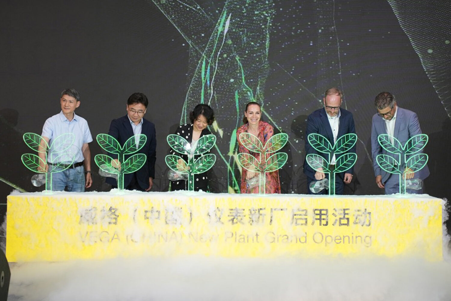 The new plant in Jiaxing was officially opened at the end of May. In attendance were Managing Partner Isabel Grieshaber (third from the right), Managing Director Markus Kniesel (second from the right) and Christoph Siegel (right), who is responsible for Sales, Customer Services, Product Management, Information Management and IT at VEGA in Schiltach.