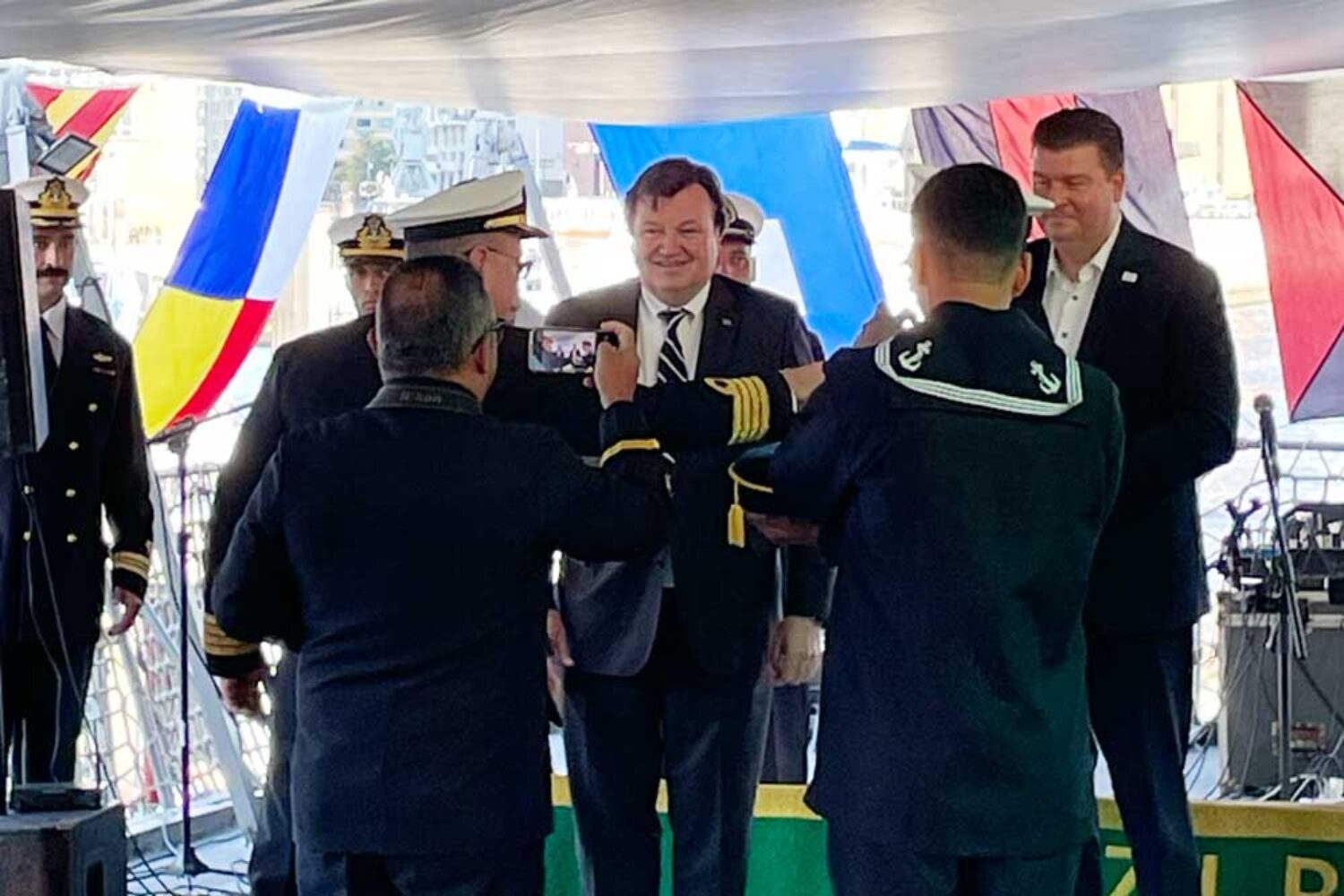 On board the ‘Navio Escola Brasil’, Peter Tamm (centre) was officially introduced as Brazil’s new Honorary Consul (© Wroblewski)