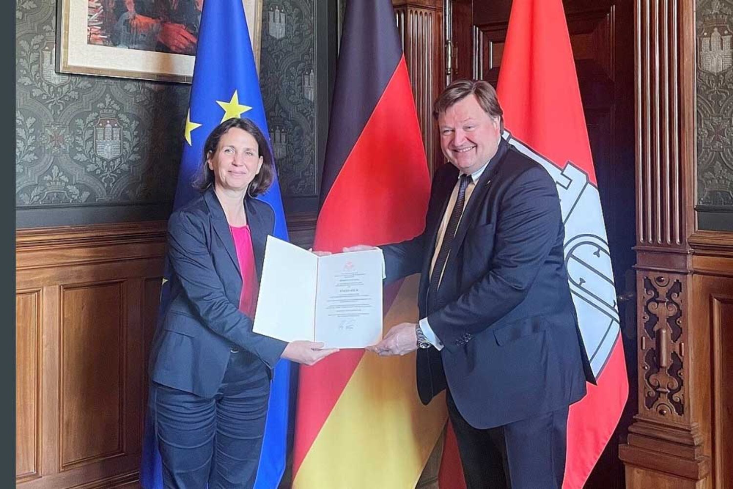 Liv Assmann (left), State Councillor and Plenipotentiary of the Free and Hanseatic City of Hamburg, welcomed Peter Tamm on his inaugural visit as Honorary Consul of Brazil (© Senate of the Free and Hanseatic City of Hamburg – Senate Chancellery)