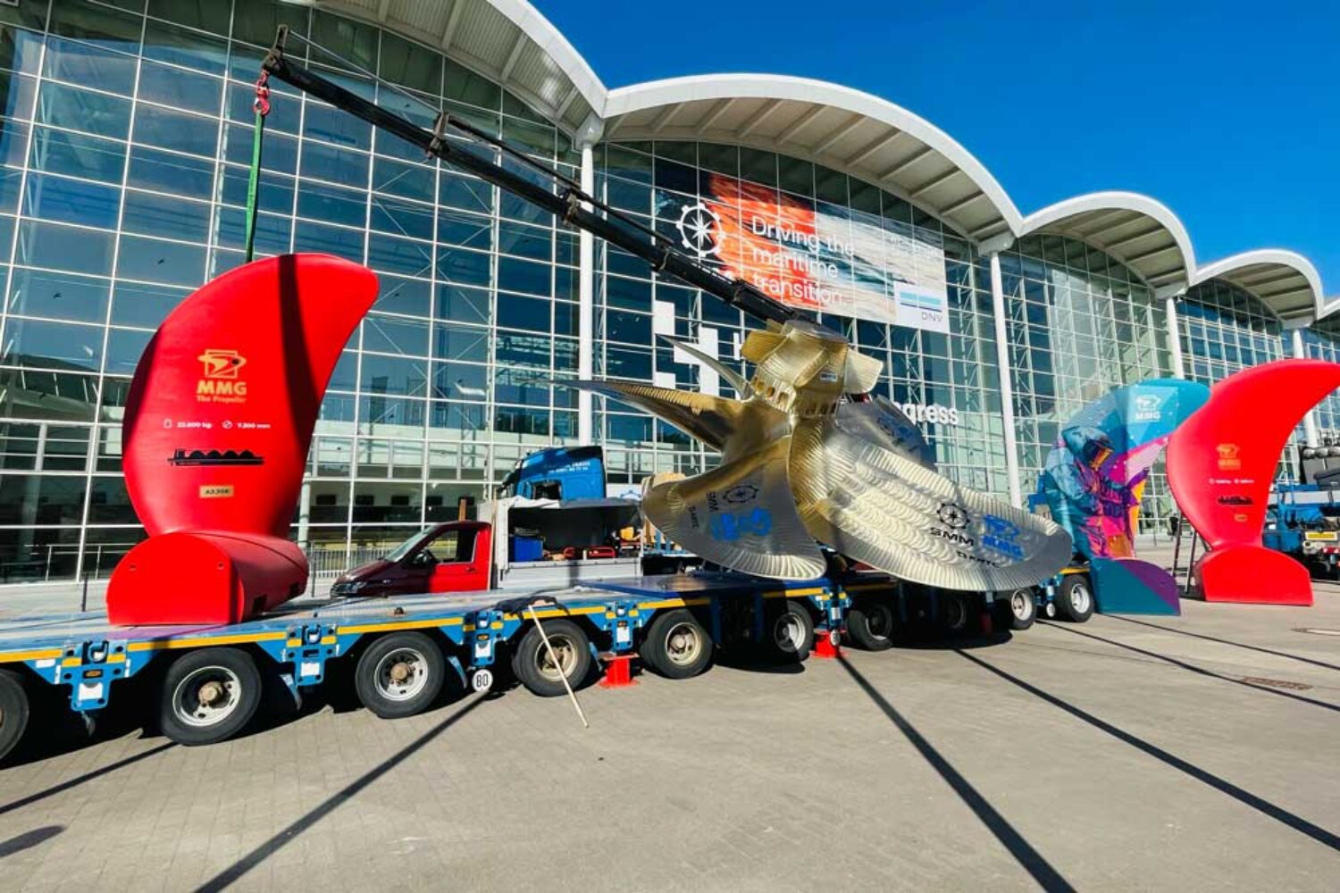 The installation of the propeller marks the start of the SMM, which begins next Tuesday (© Wroblewski)