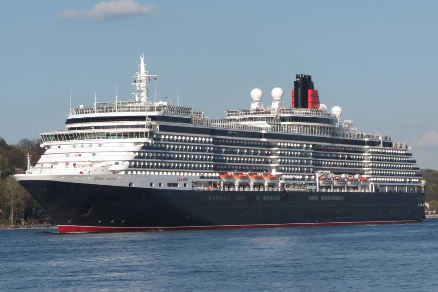 The ‘Queen Victoria’ of the British Cunard Line is the first cruise ship to arrive in the Port of Hamburg in 2018