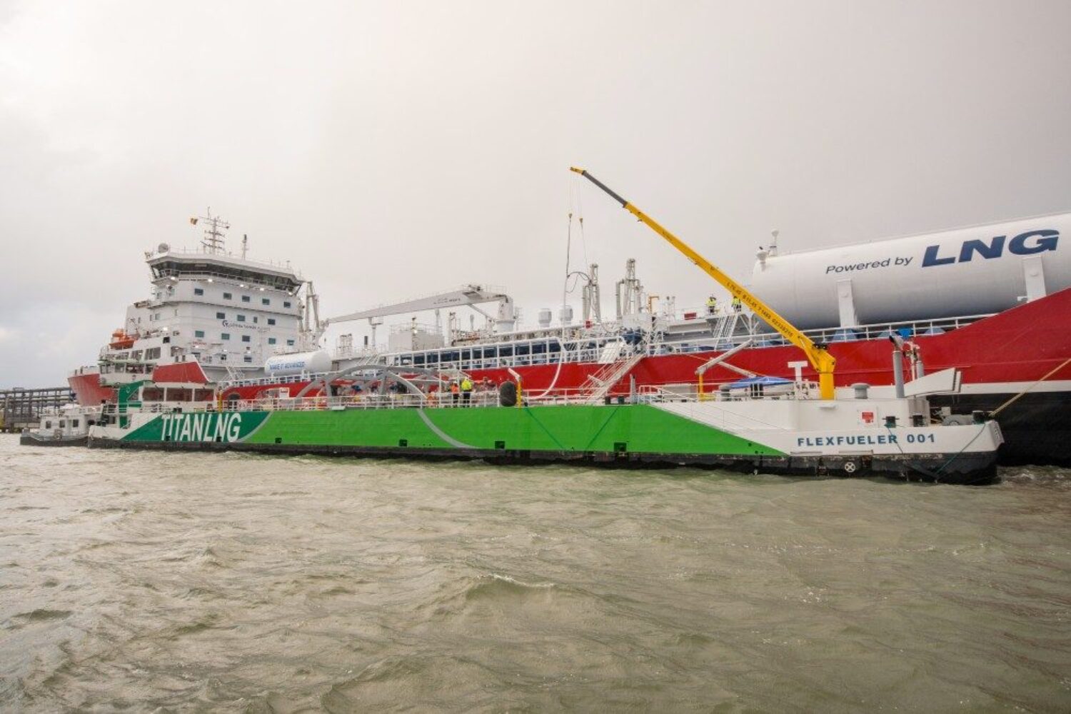 The "Ramelia" of the company Älvtank is supplied by Titan LNG with the "Flexfueler 001" in Antwerp