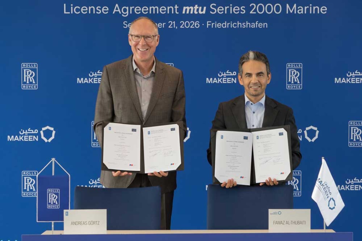 Signing of the licence agreement: Andreas Görtz (left), President of the Mobile & Sustainable Business Unit at Rolls-Royce Power Systems, and Fawaz Al-Thubaiti, CEO of MAKEEN, (© Rolls-Royce)
