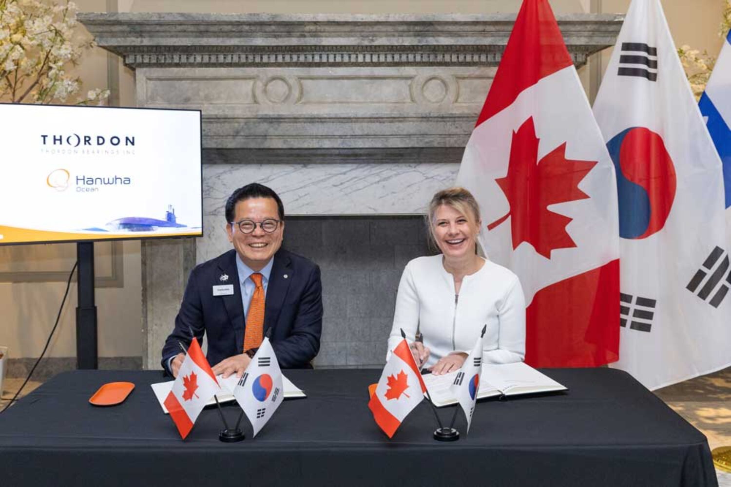 Signing the Memorandum of Understanding (from left): Charlie SC Eoh, President and COO of Hanwha Ocean's Naval Ship Business, and Anna Galoni, CEO of Thordon Bearings
