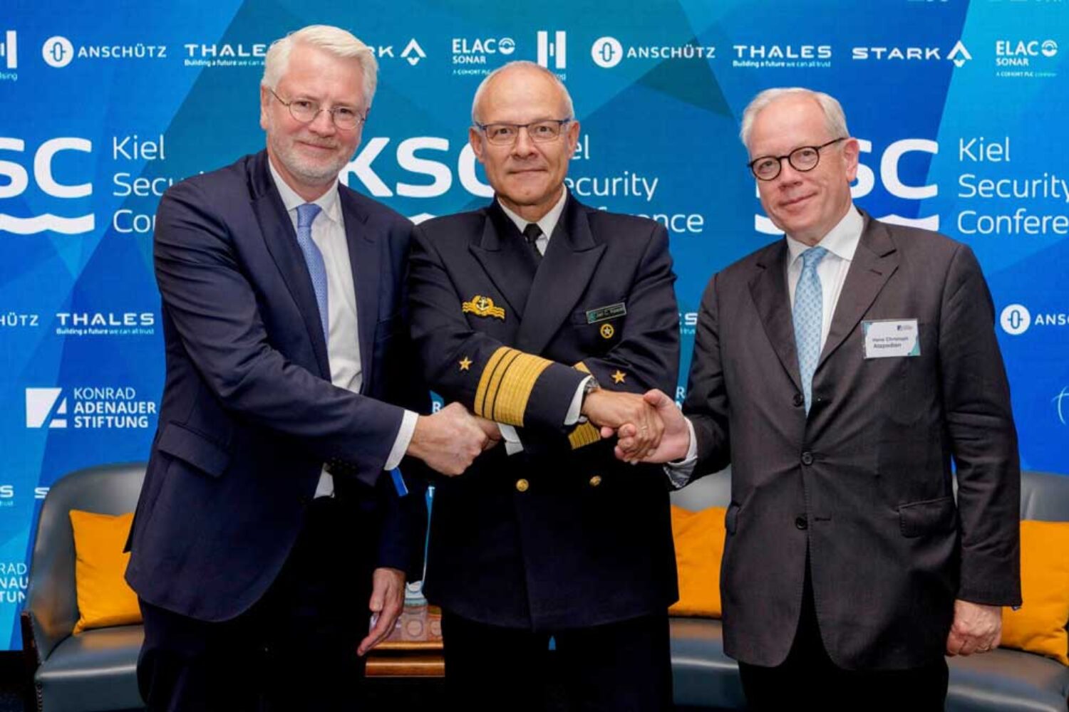 Have jointly agreed on a memorandum of understanding to enhance cooperation between the shipbuilding industry and the Navy; (from left): Reinhard Lüken (VSM Managing Director), Jan Christian Kaack (Navy Inspector) and Hans-Christoph Atzpodien (Chief Executive of the BDSV) (© VSM)