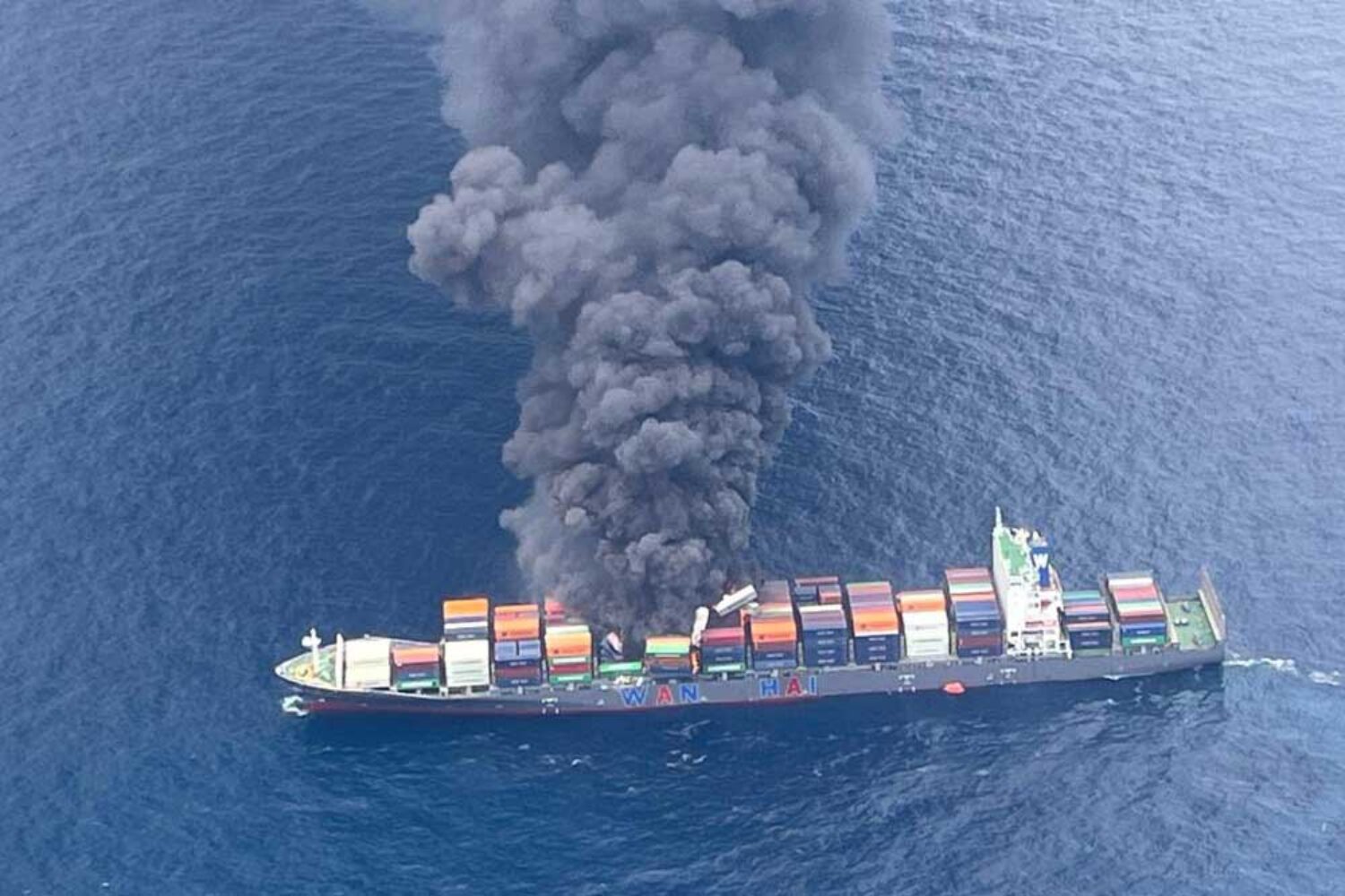 Fire on the "Wan Hai 503" off the Indian coast