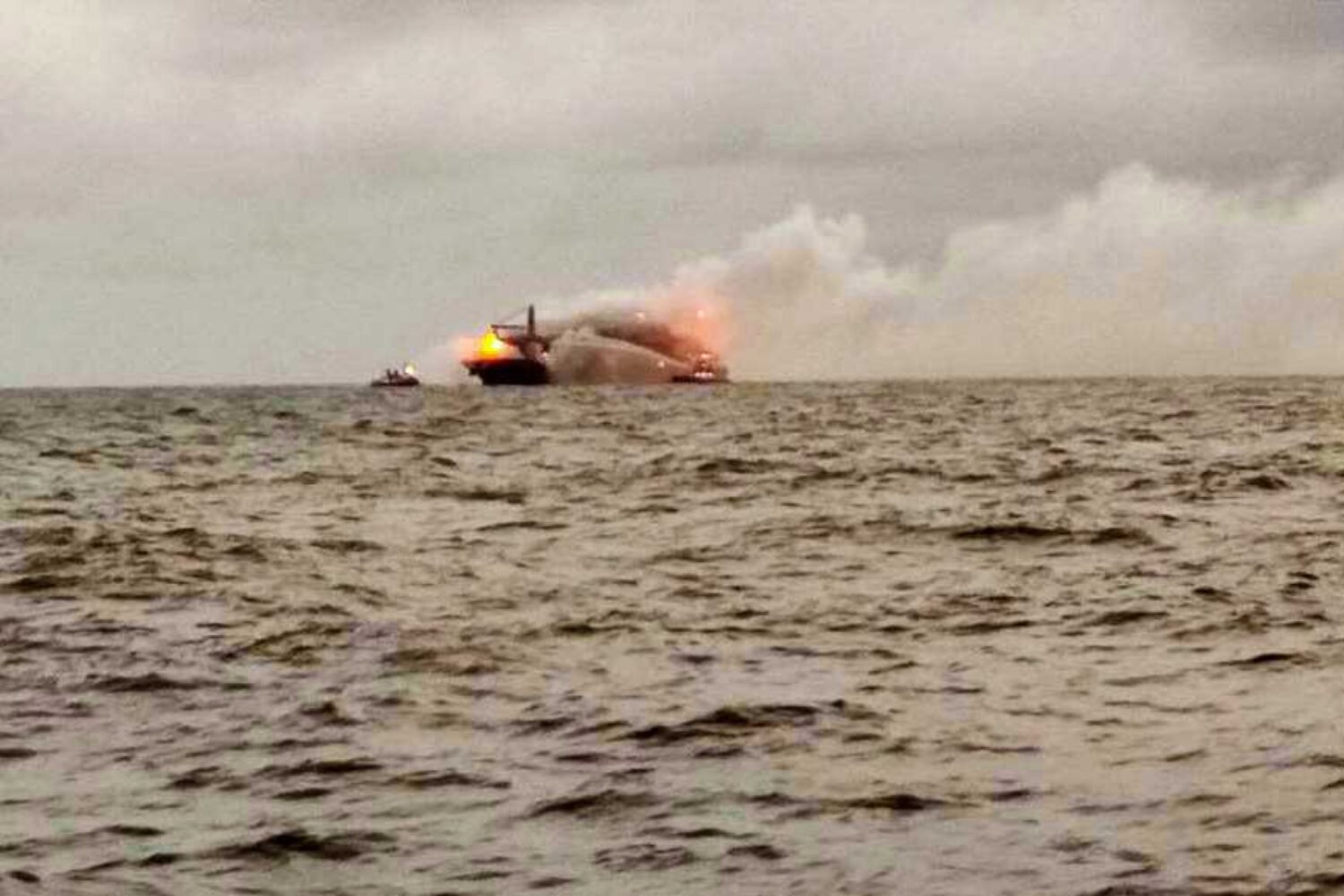 Marine insurer, average, X-Press Pearl, symbolic image for average