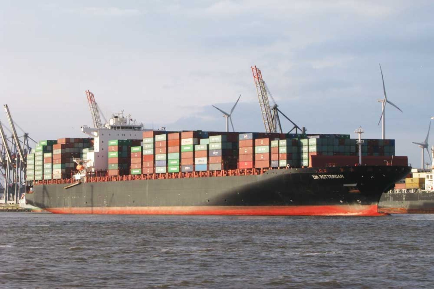 The container ship "ZIM Rotterdam" in the Port of Hamburg