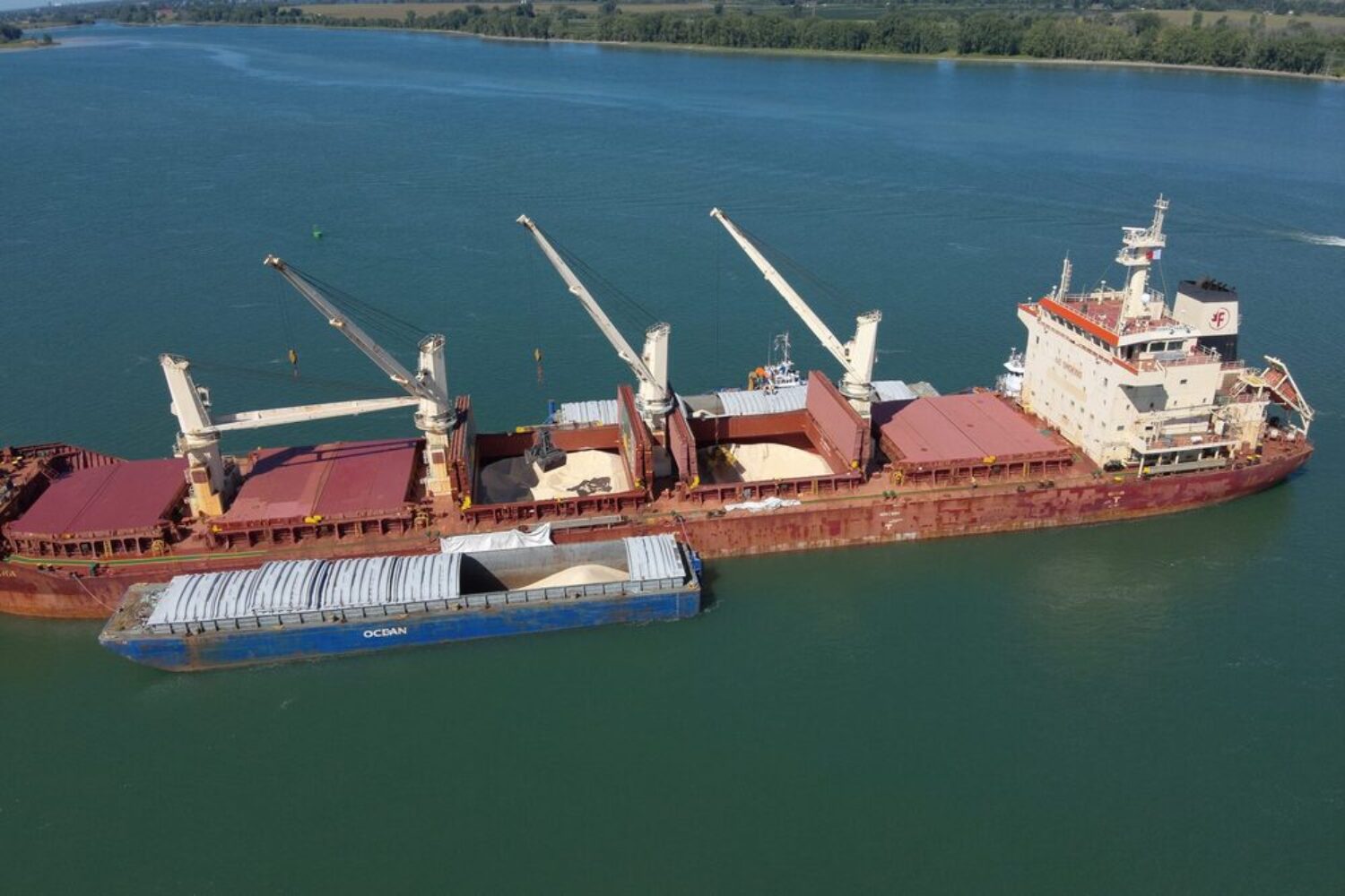 Bulker "Federal Yamaska" stuck in the St. Lawrence River near Verchères.