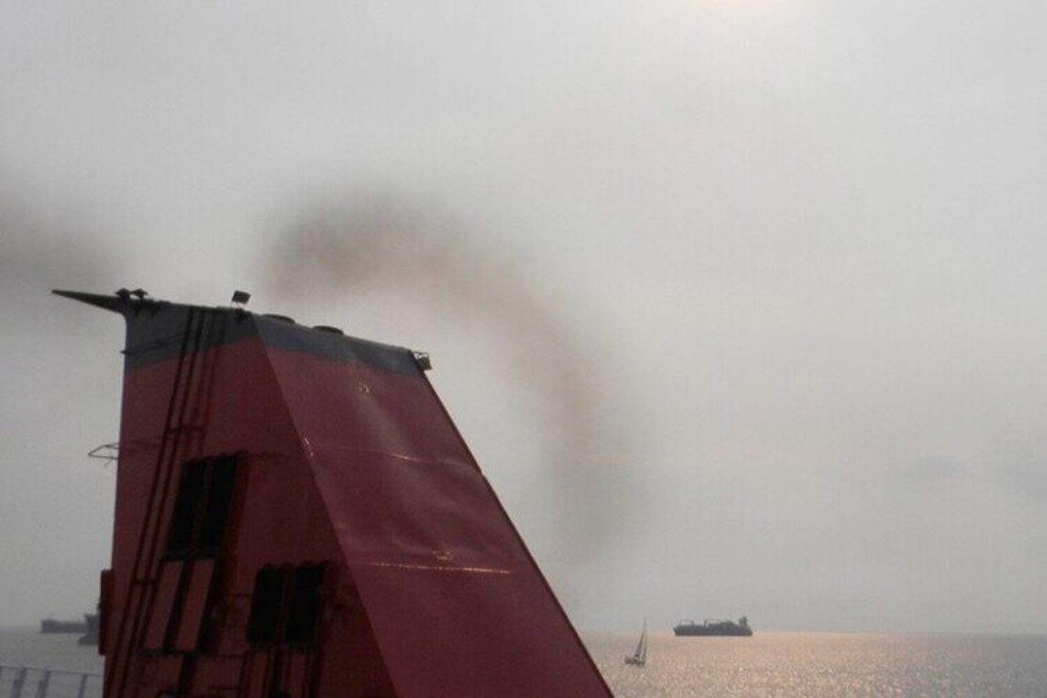 Emissions, climate, CO₂, shipping emissions, emissions trading (illustrative image). ETS, Berenberg